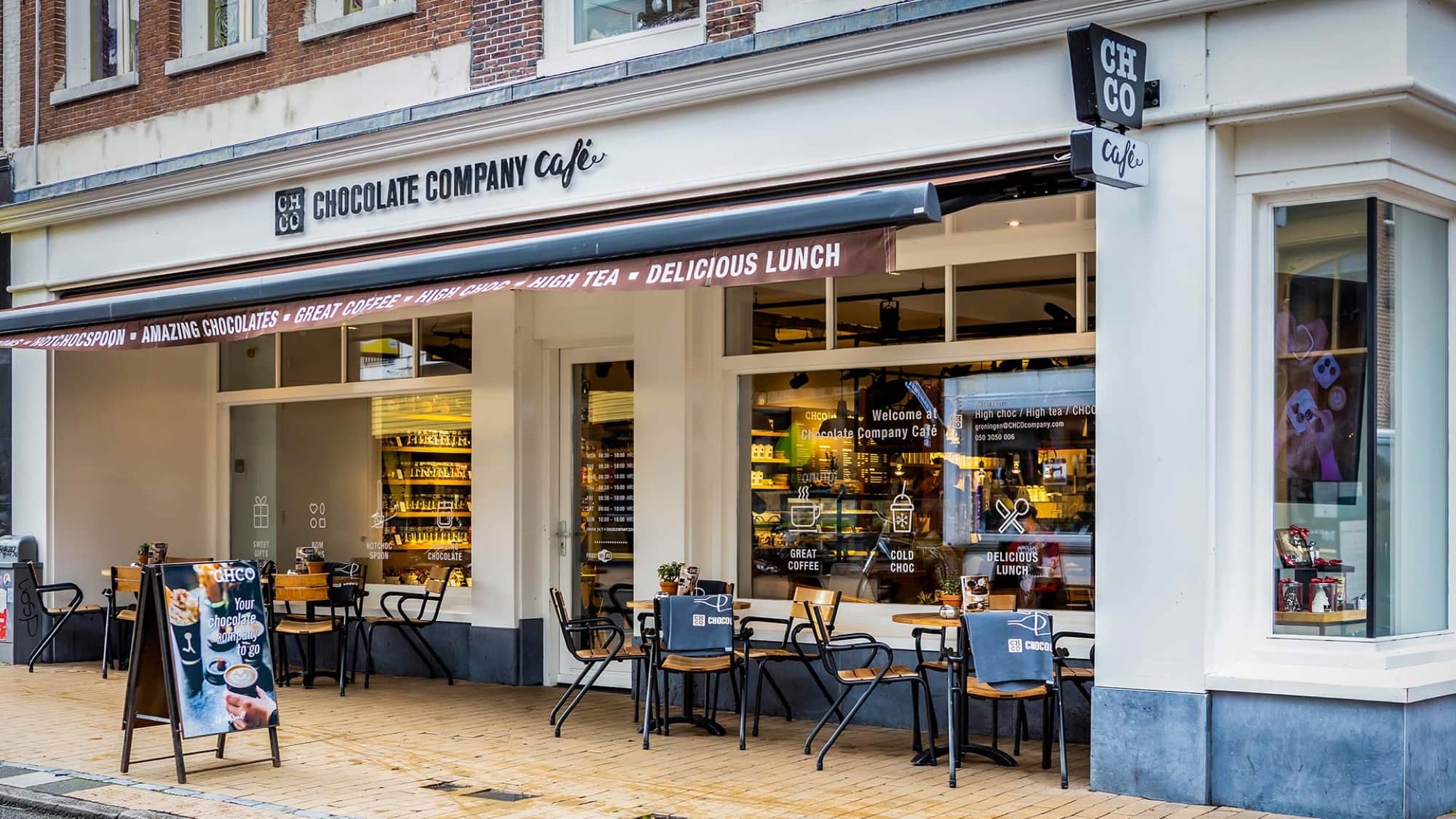 De gevel van Chocolate Company Cafe aan de Oude Ebbingestraat in Groningen