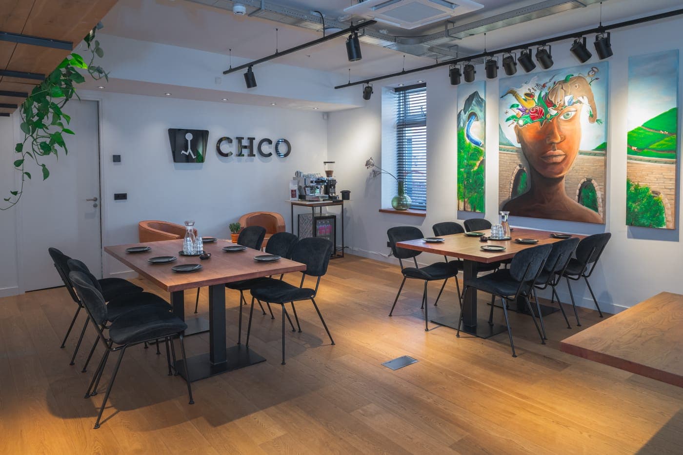 Vergaderopstelling met twee tafels in de Business Lounge