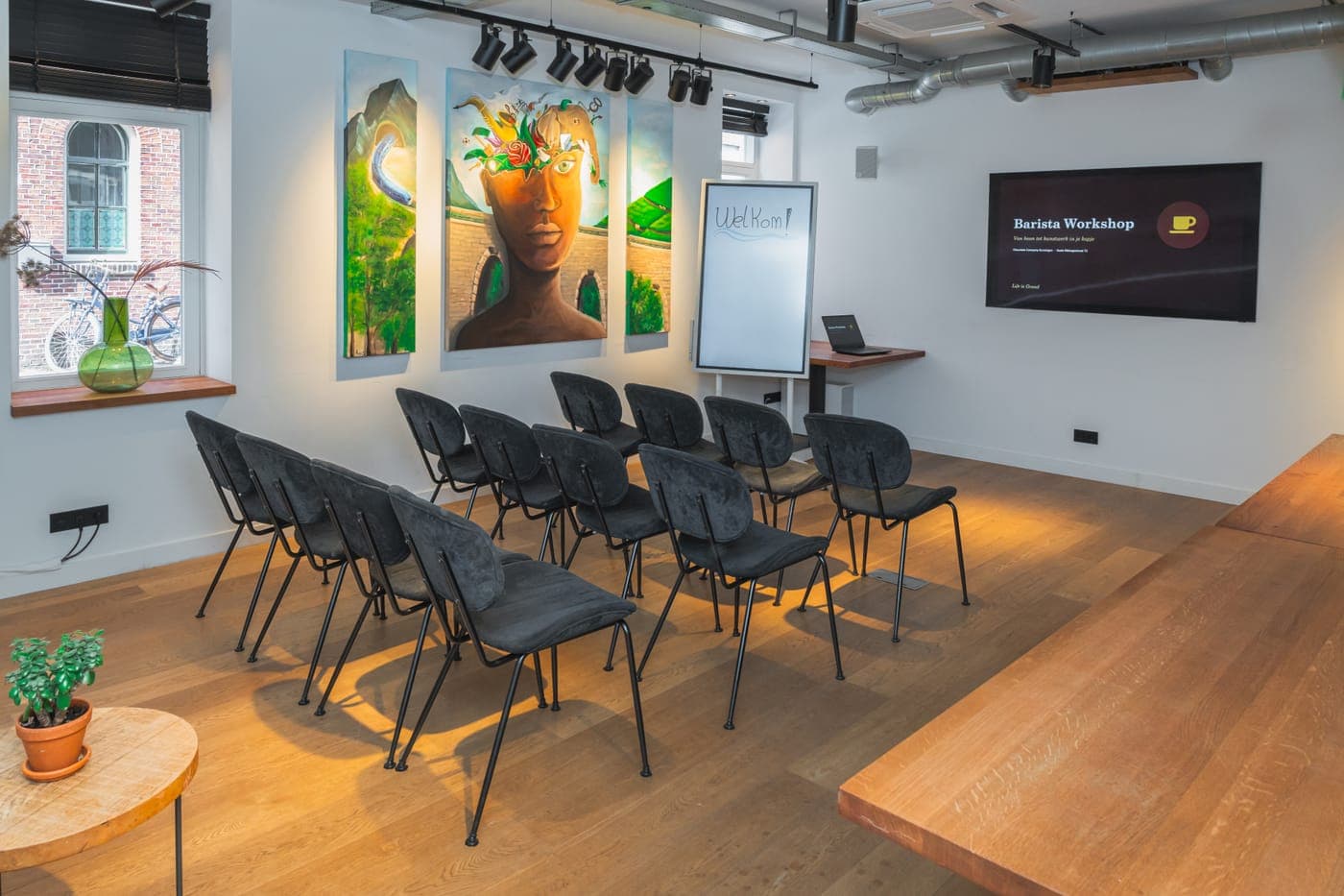 Presentatie-opstelling met stoelenrijen tegenover het scherm