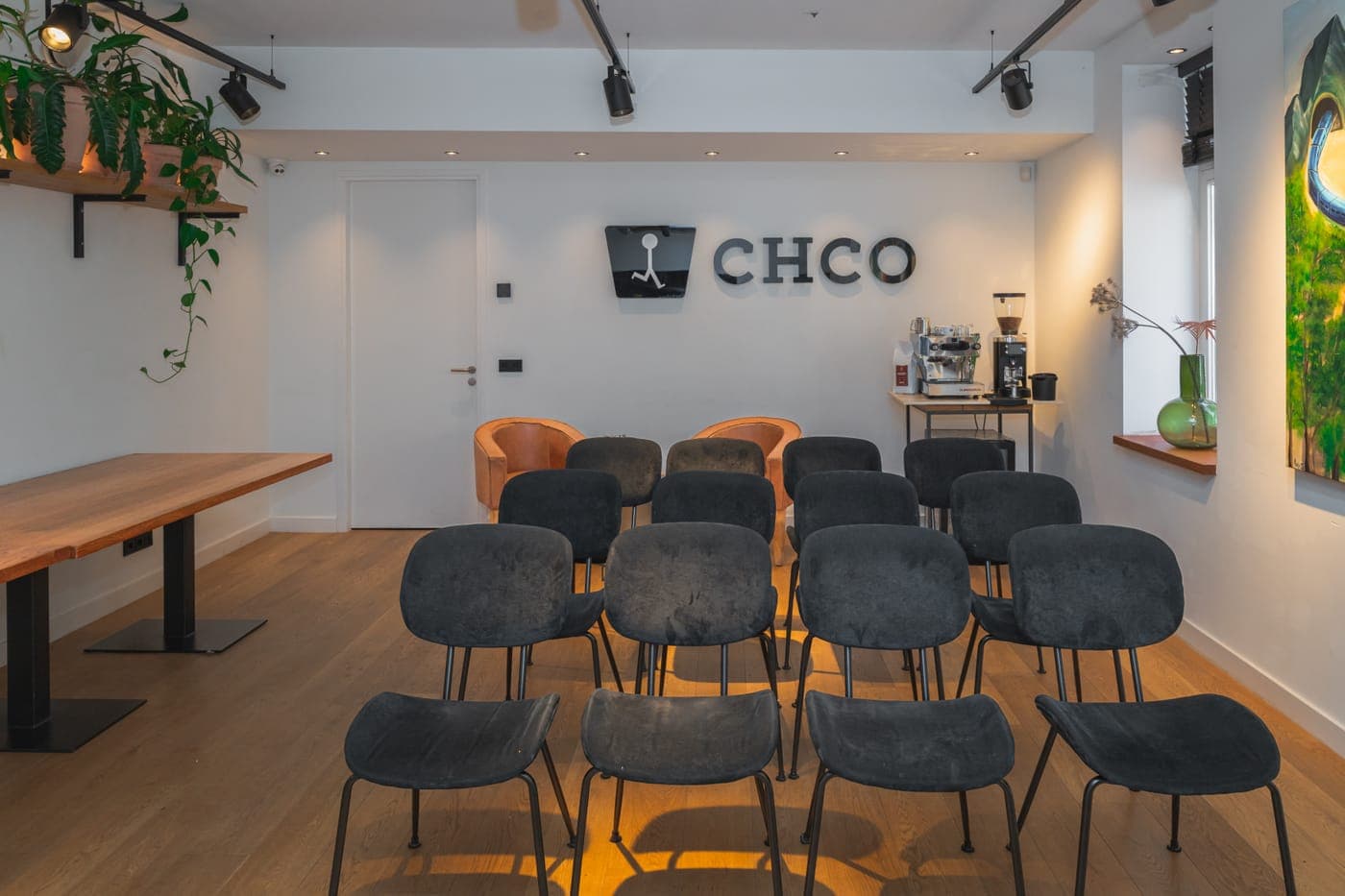 Stoelenrijen voor een presentatie bij de CHCO-wand