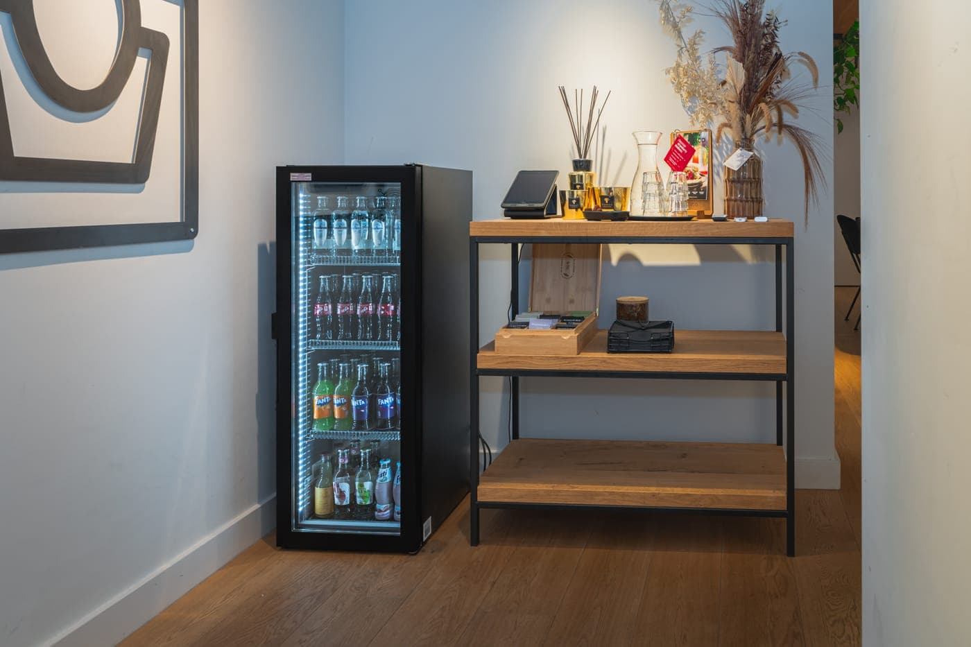 Koelkast met frisdrank en koffiebar in de Business Lounge