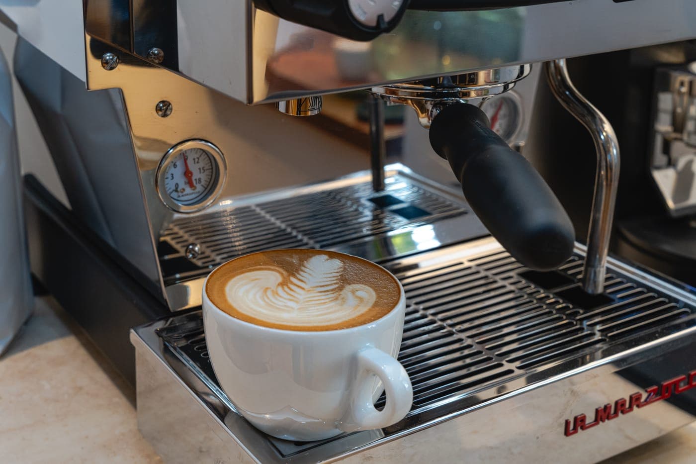 Verse cappuccino met latte art uit de espressomachine