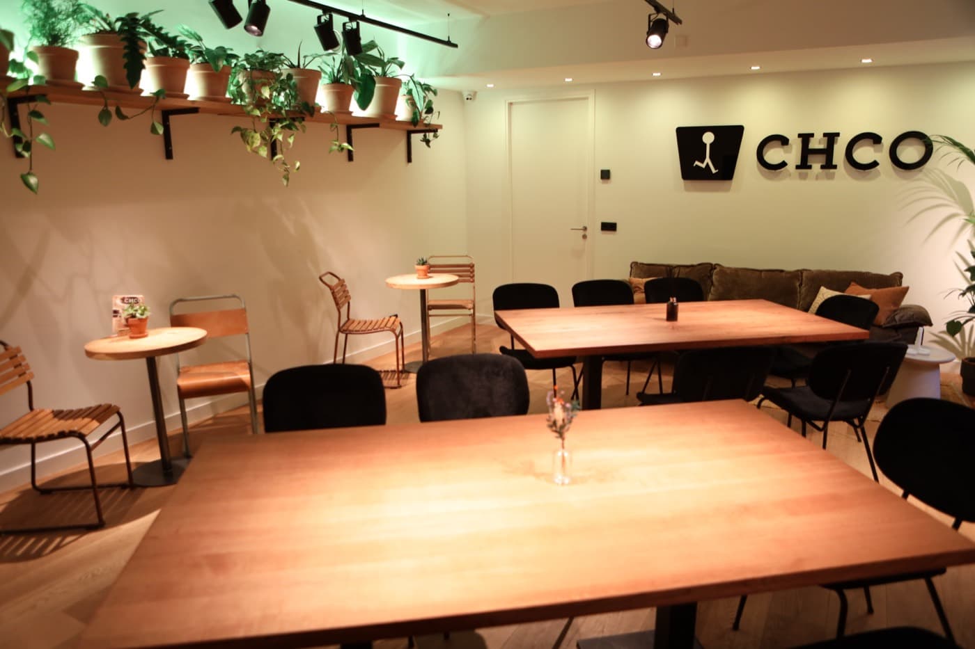Zithoek met bank en plantenschap in de Business Lounge