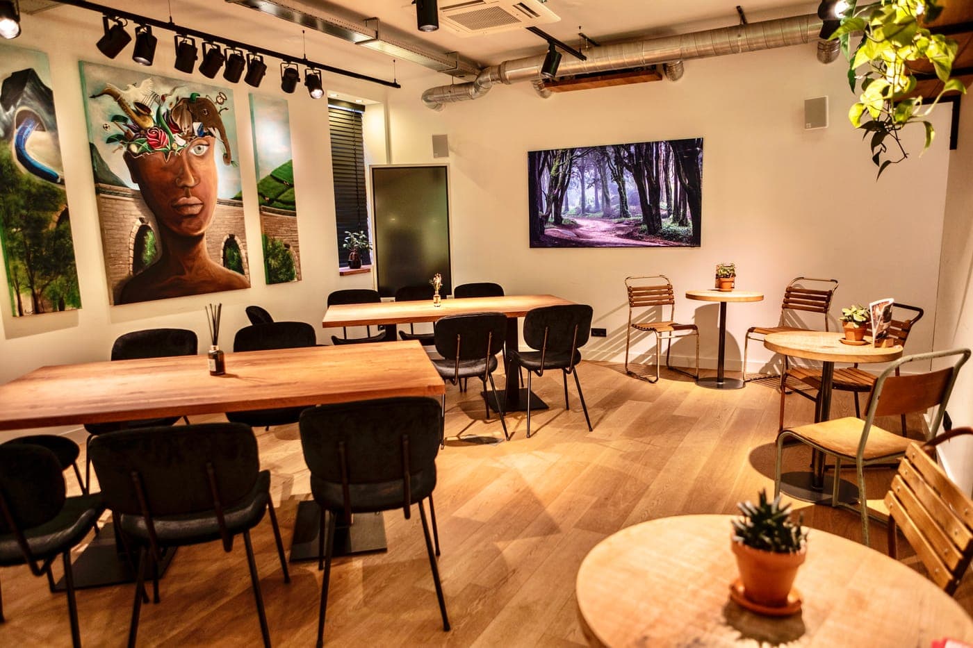 Vergaderopstelling met tafels in de Business Lounge