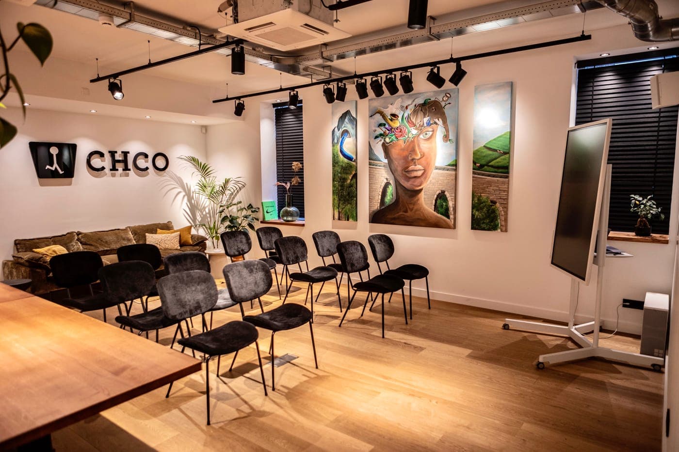 Stoelenrijen voor een presentatie in de Business Lounge