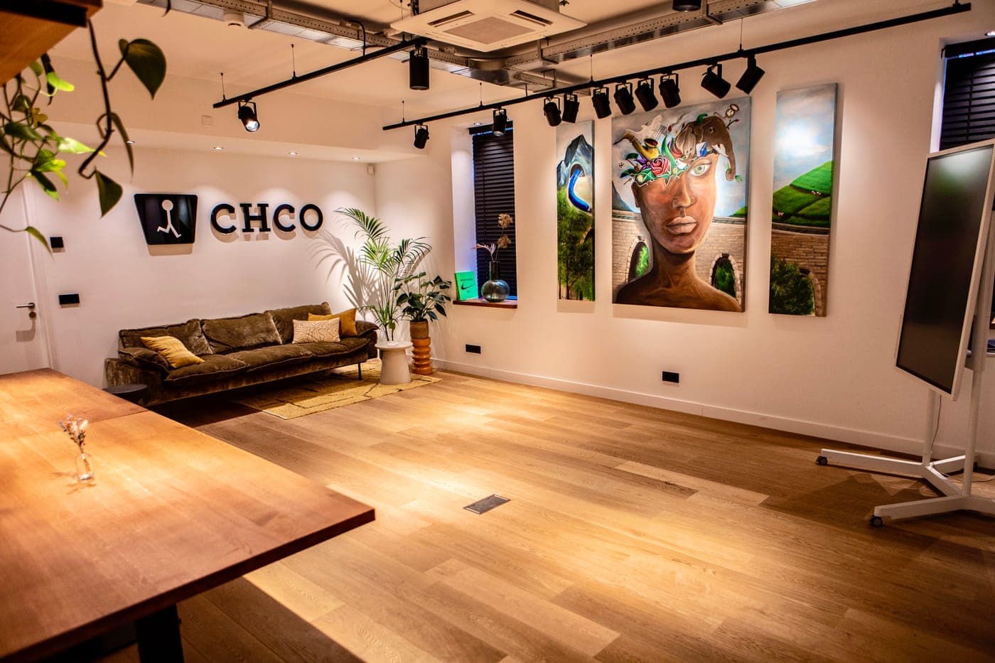 Loungehoek met bank en kunst in de Business Lounge