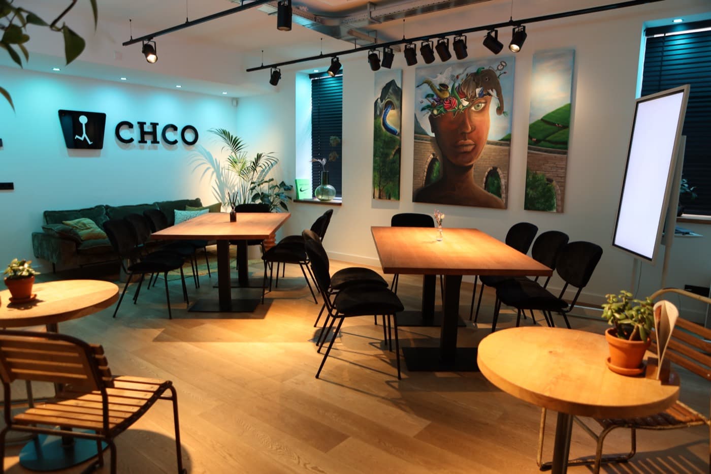 De lounge in koele sfeerverlichting met de CHCO-wand