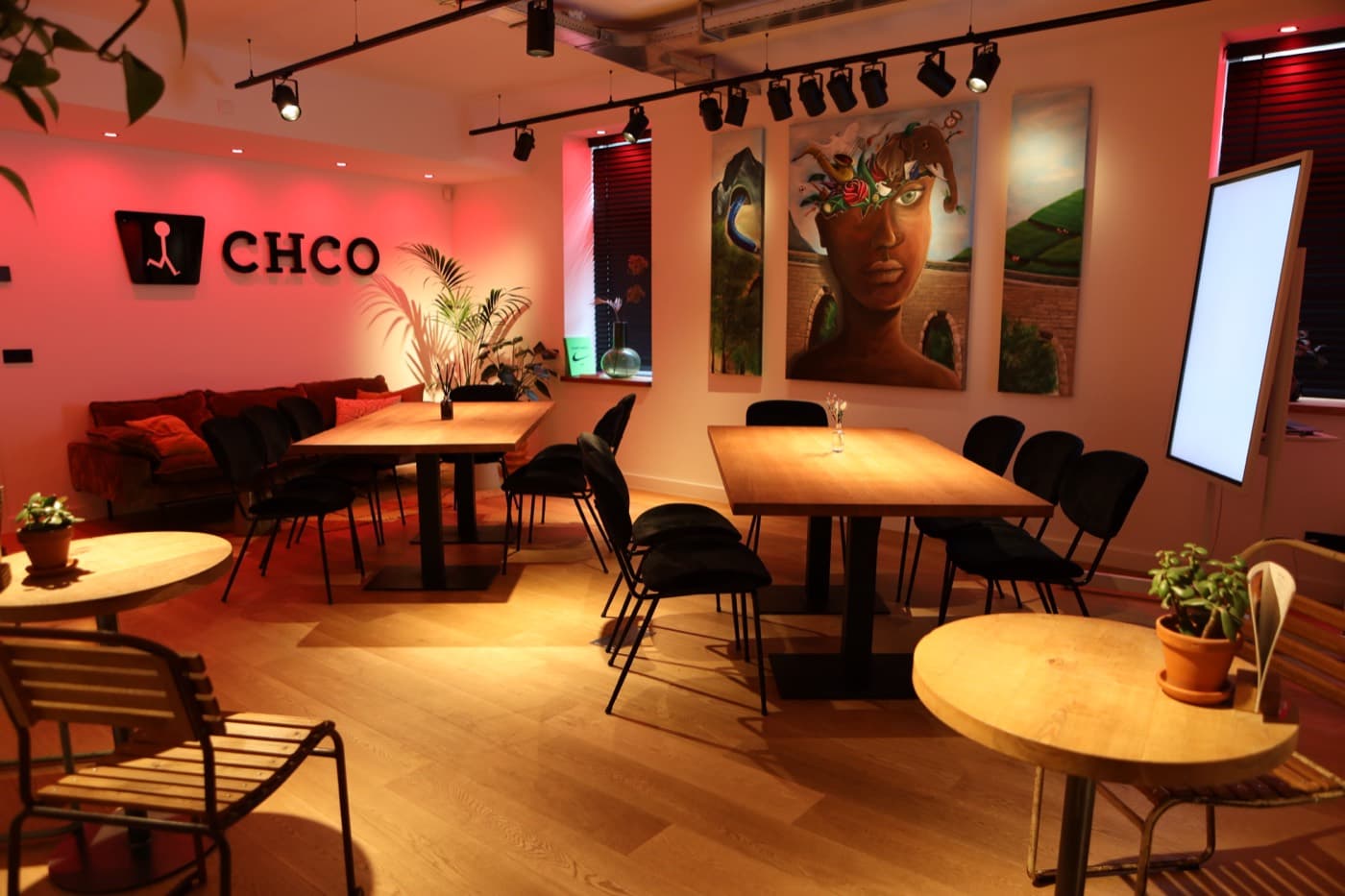 De lounge in warme rode sfeerverlichting
