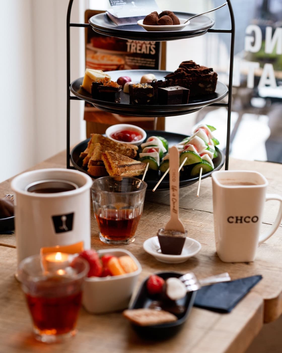 Chocoladefondue met vers fruit op tafel