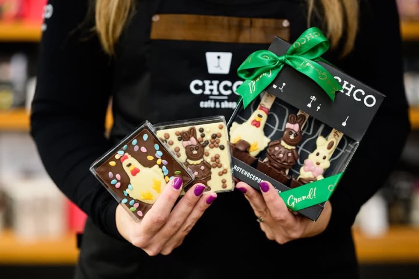 Paasrepen en chocolade paasfiguren in geschenkverpakking met groen lint