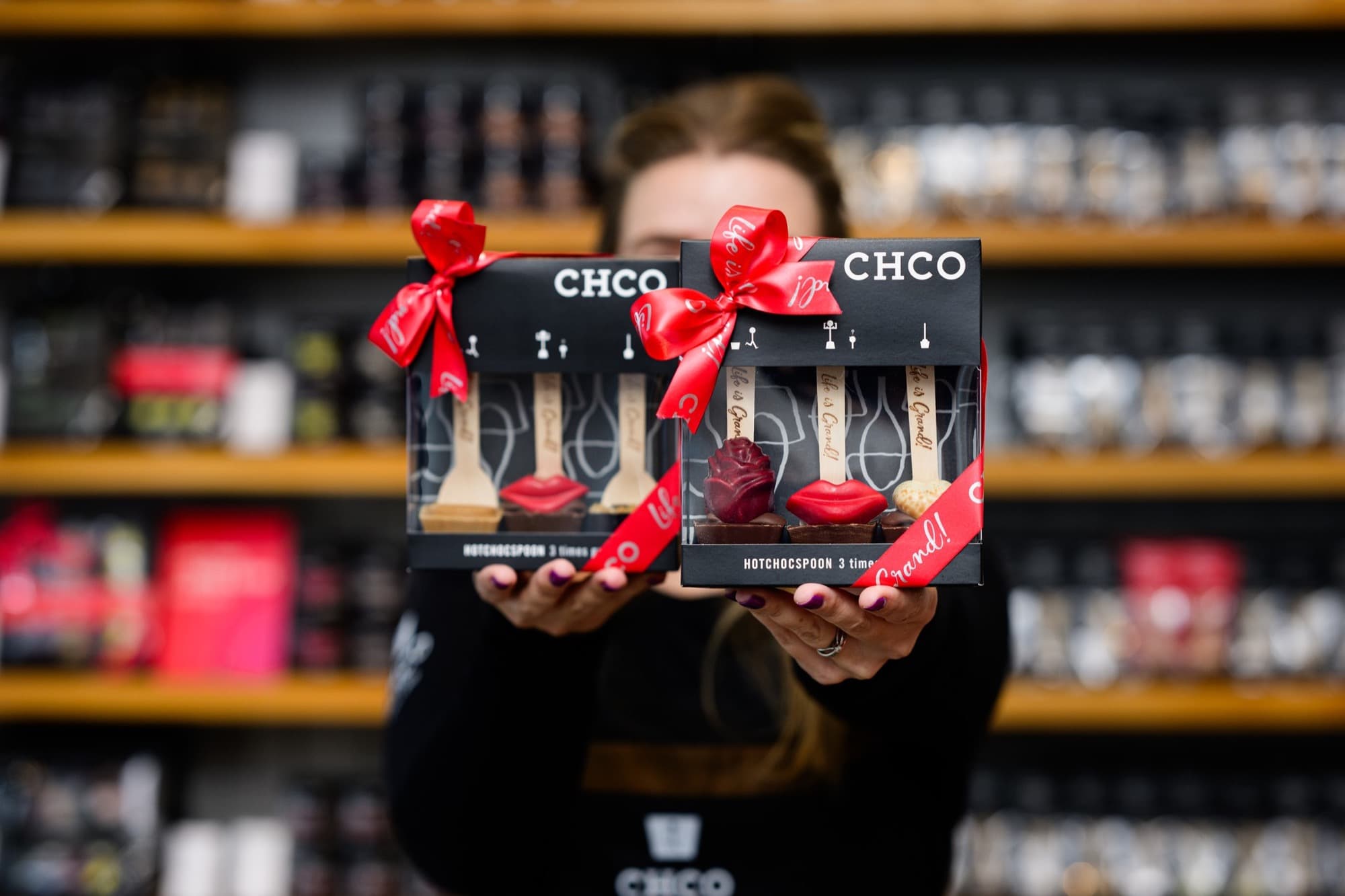 Twee CHCO Hotchocspoon geschenkdozen met rood lint als relatiegeschenk